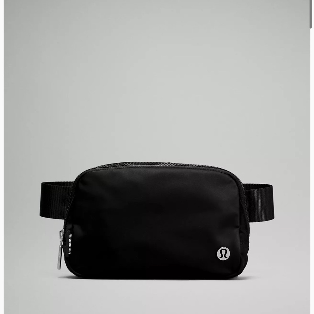 Lululemon Everywhere belt bag
